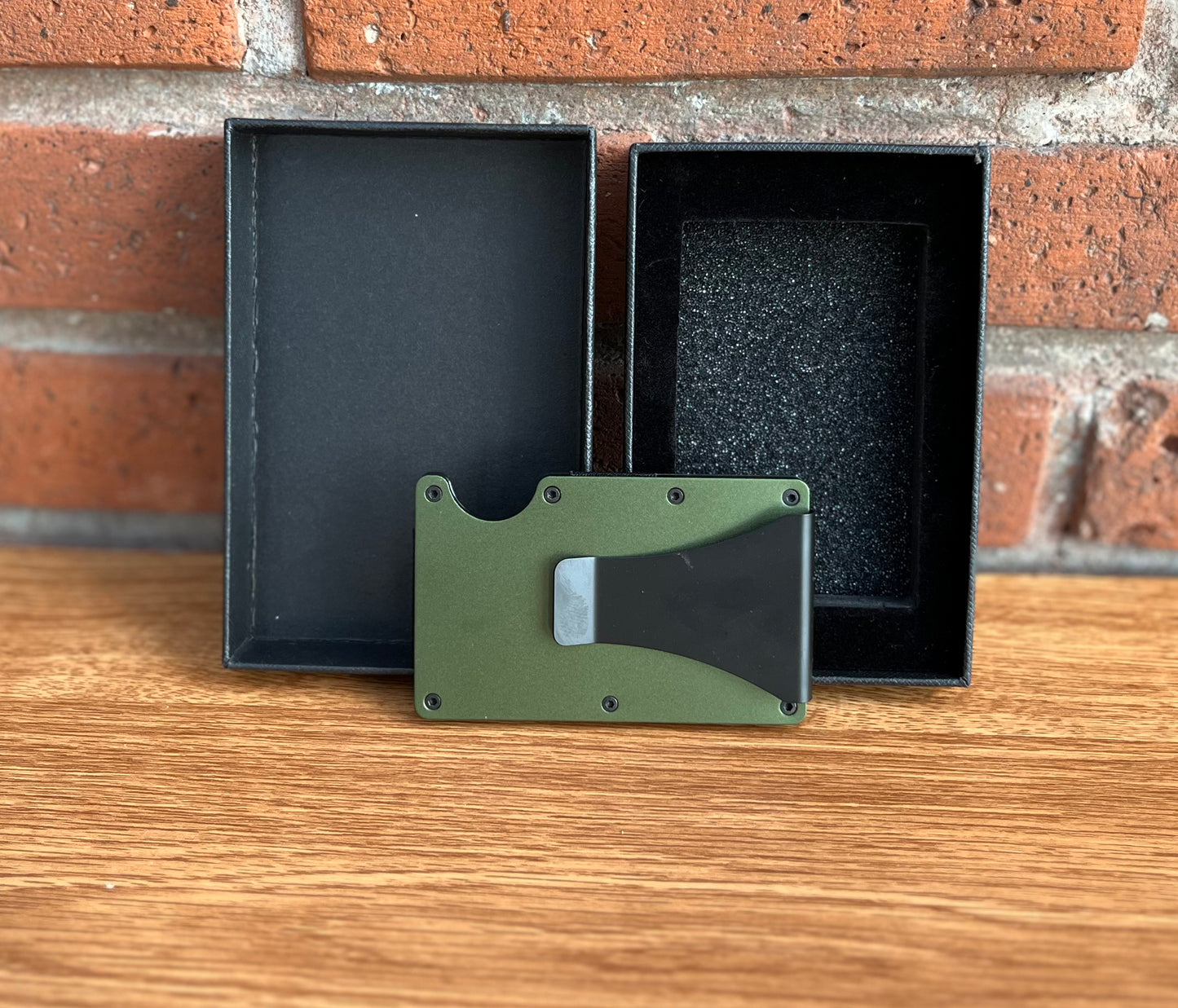 Tarjetero minimalista de aluminio reforzado con protección RFID color Verde Olivo