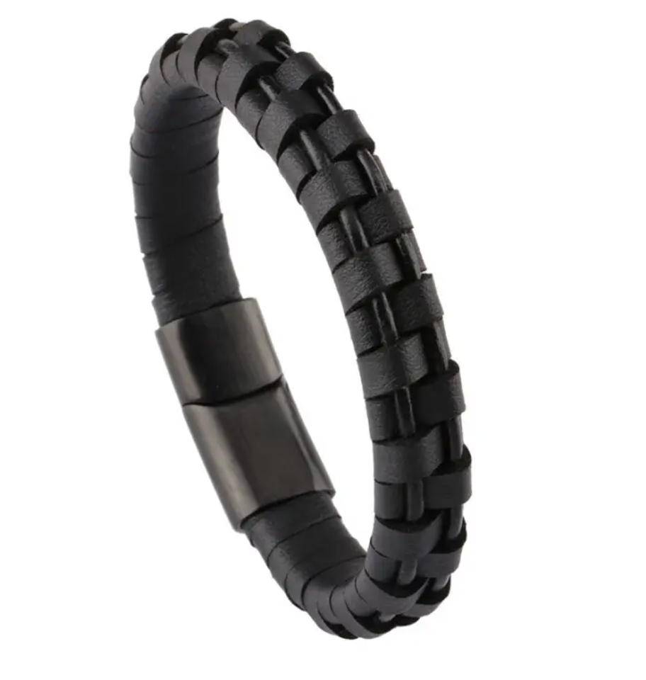 Este brazalete está diseñado para complementar cualquier atuendo, convirtiéndolo en un must-have para cualquier hombre que busque elevar su estilo.