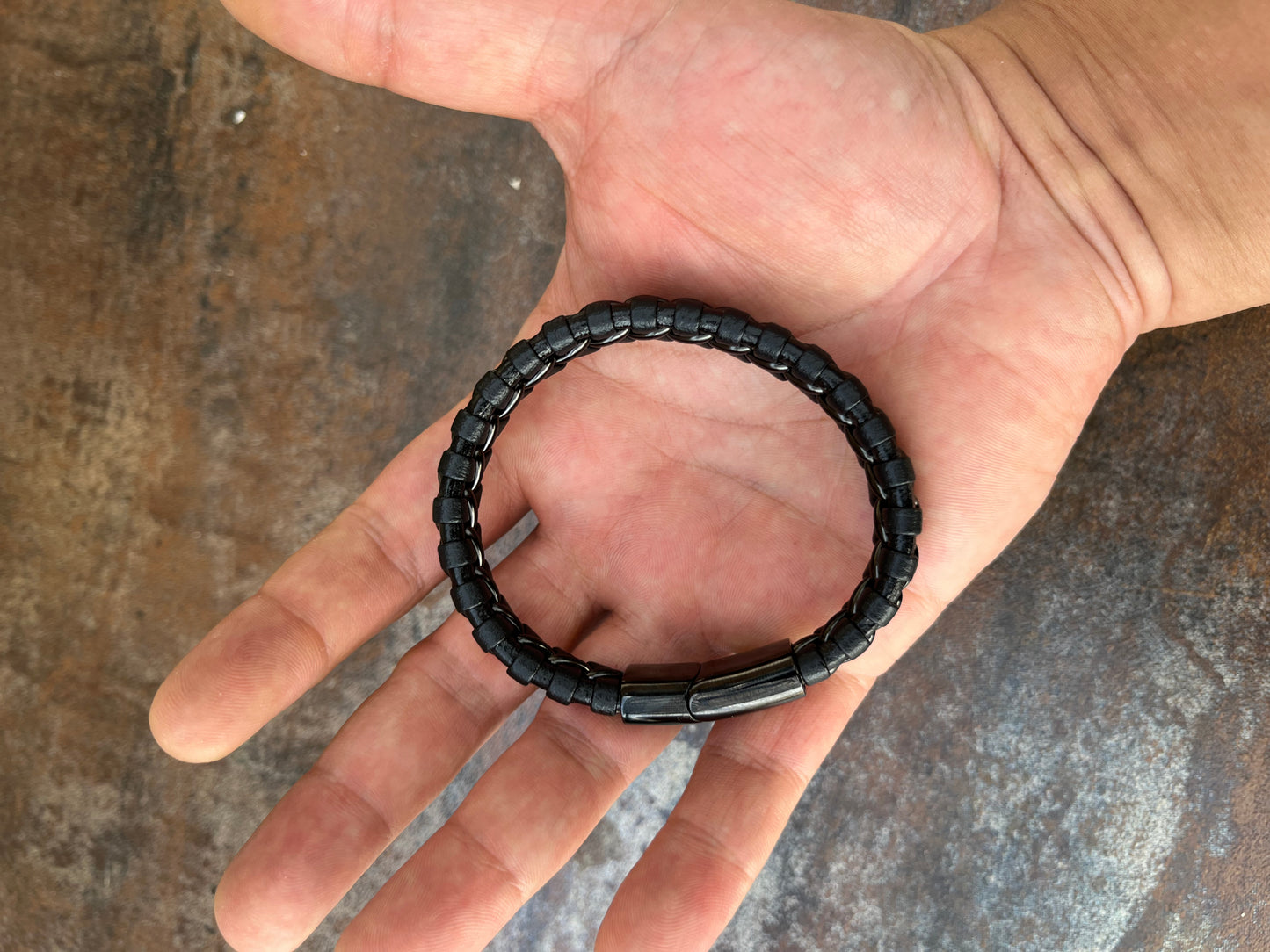 Brazalete de cuero negro con cierre auto-lock de 21 cm