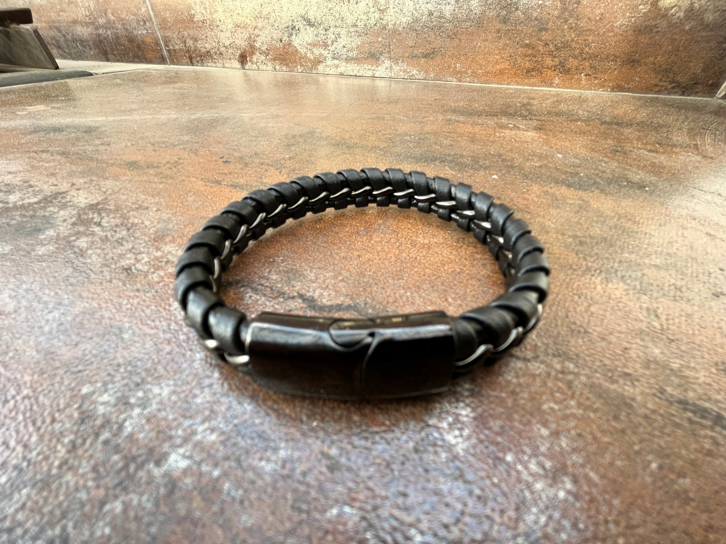 Brazalete de cuero negro con cierre auto-lock de 21 cm