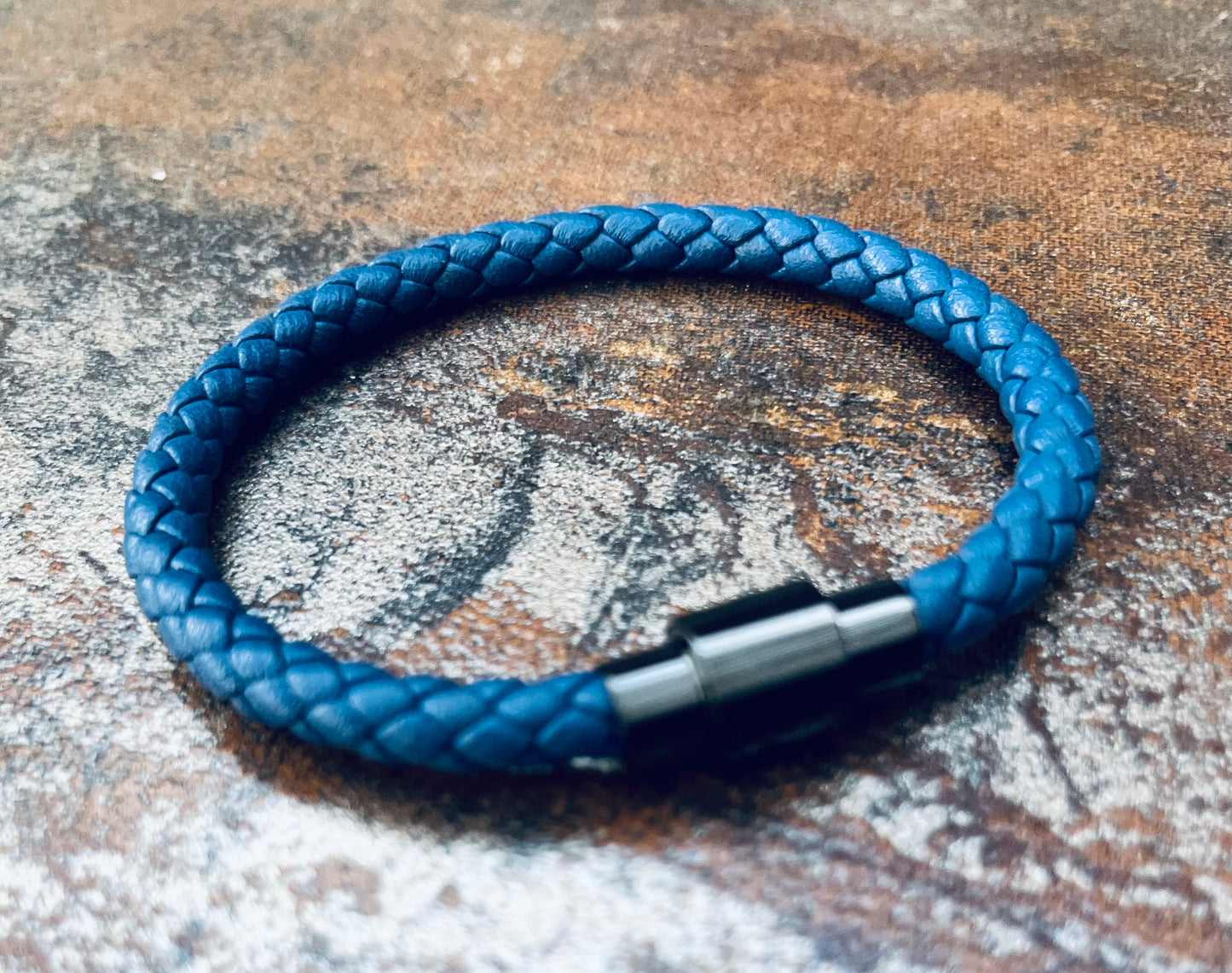 Pulsera de cuero trenzado azul con cierre de perilla 19 cm