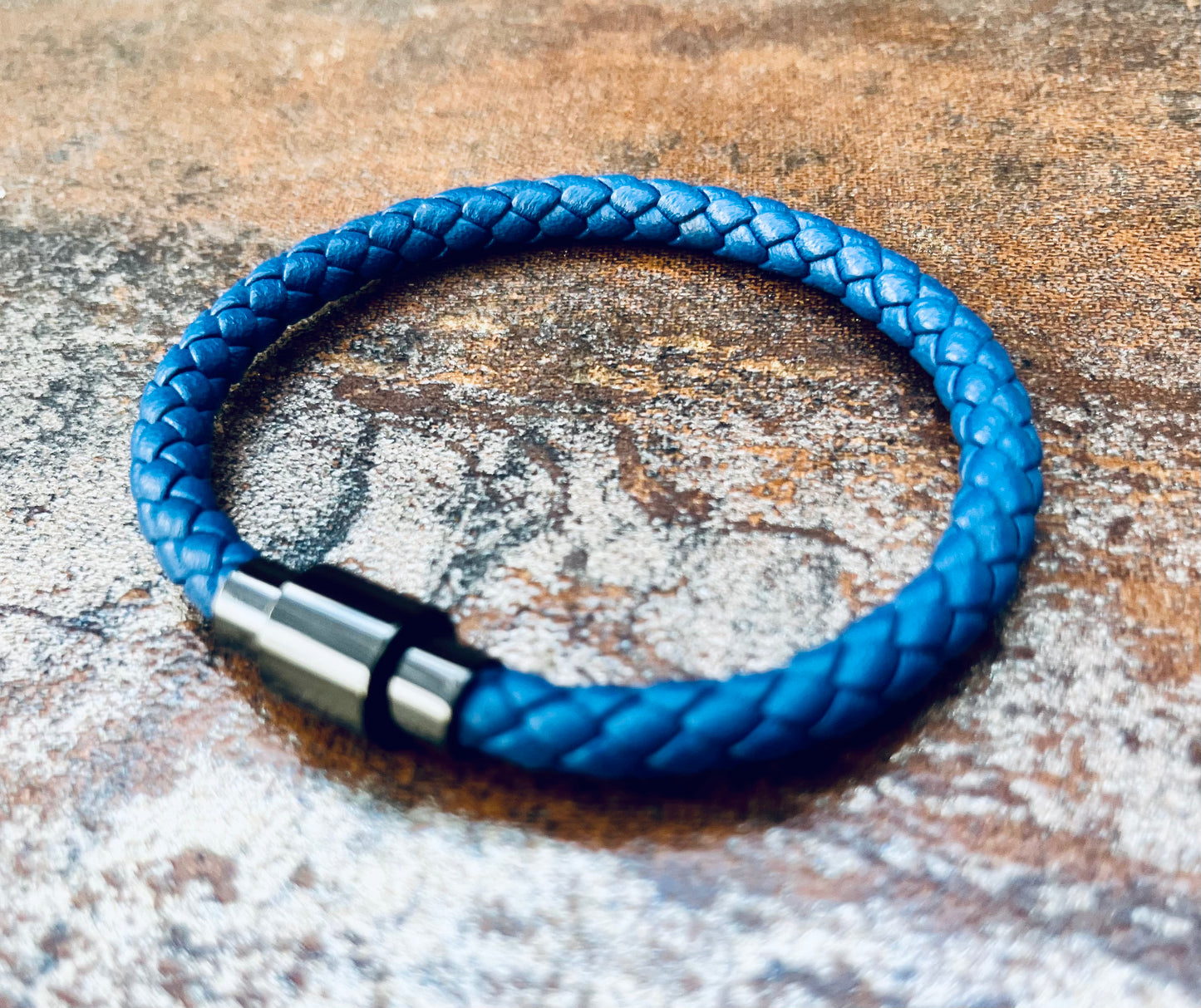 Pulsera de cuero trenzado azul con cierre de perilla 19 cm