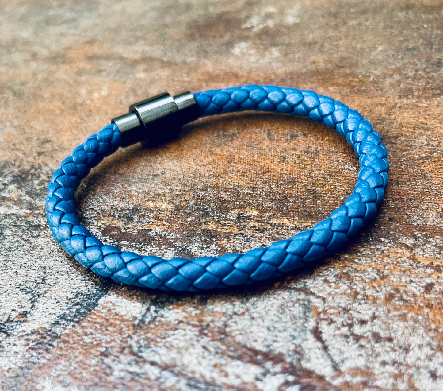 Pulsera de cuero trenzado azul con cierre de perilla 19 cm