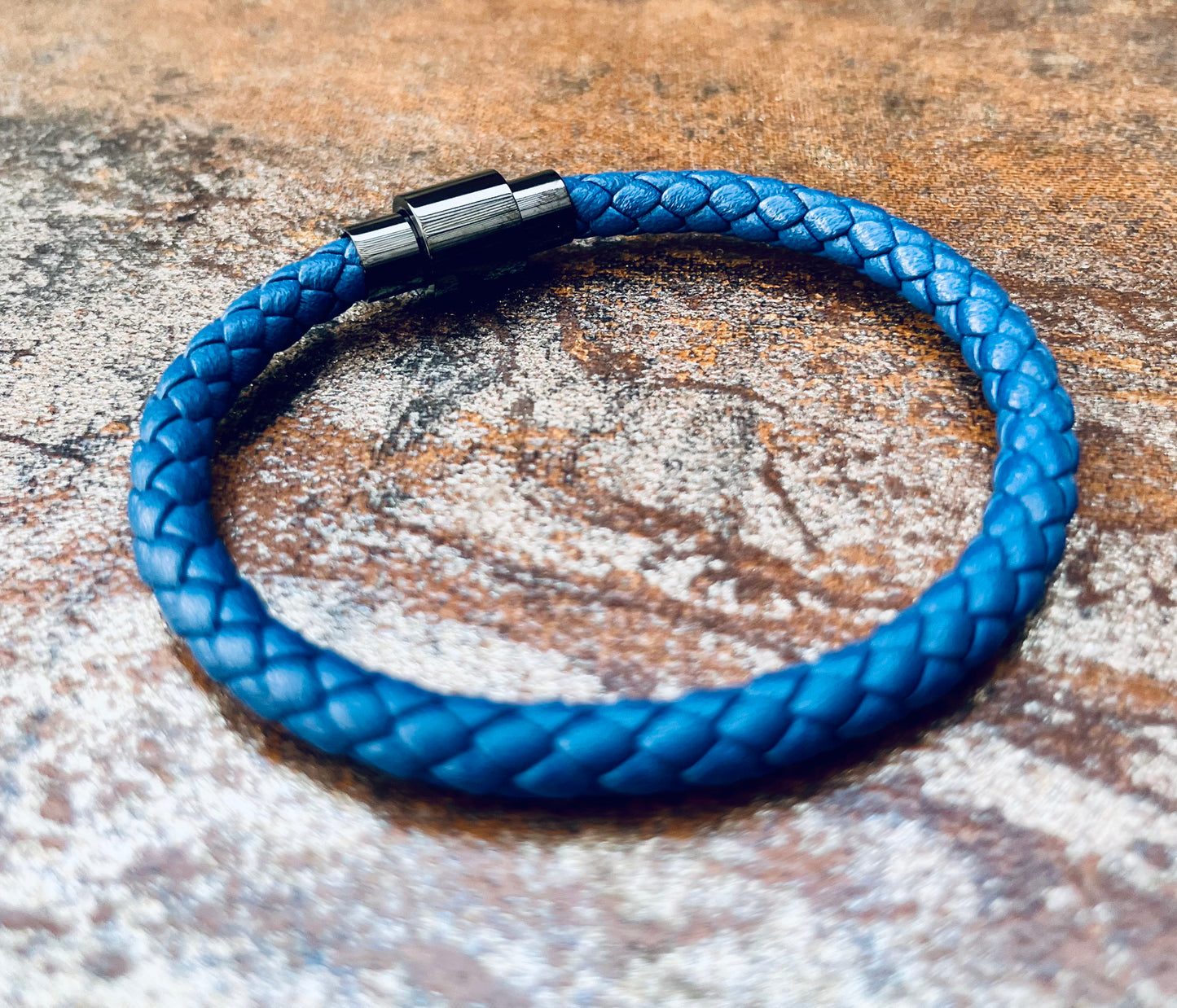 Pulsera de cuero trenzado azul con cierre de perilla 19 cm