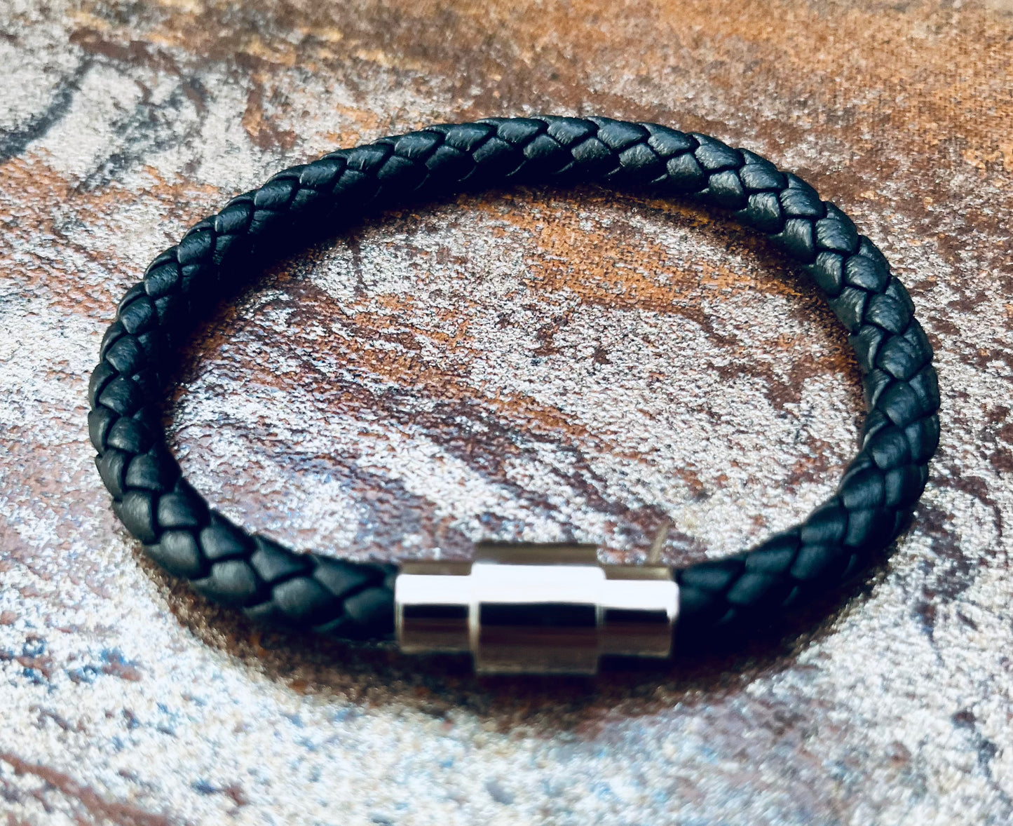 Pulsera de cuero trenzado negra con cierre de perilla plateado 19 cm