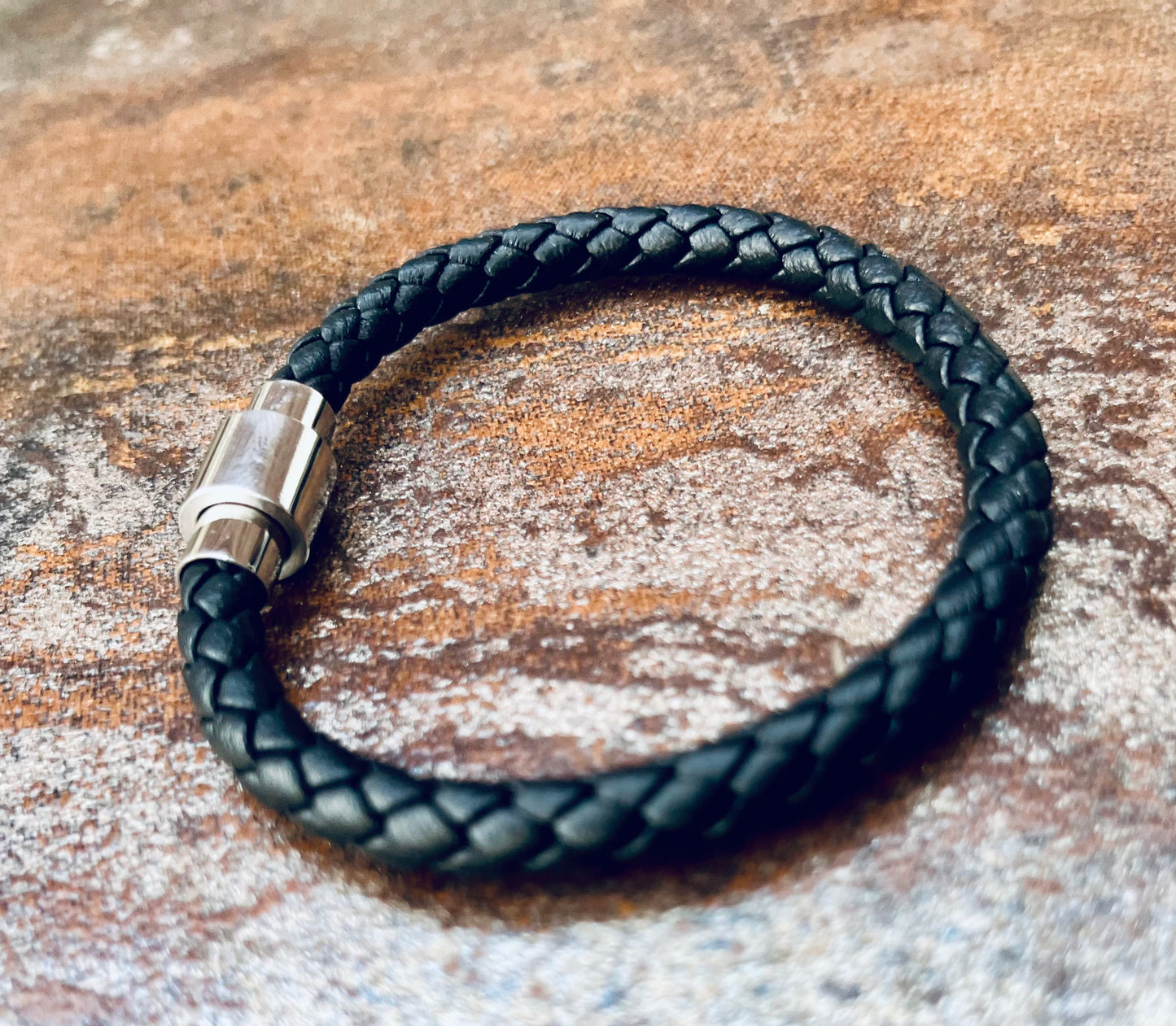 Pulsera de cuero trenzado negra con cierre de perilla plateado 19 cm