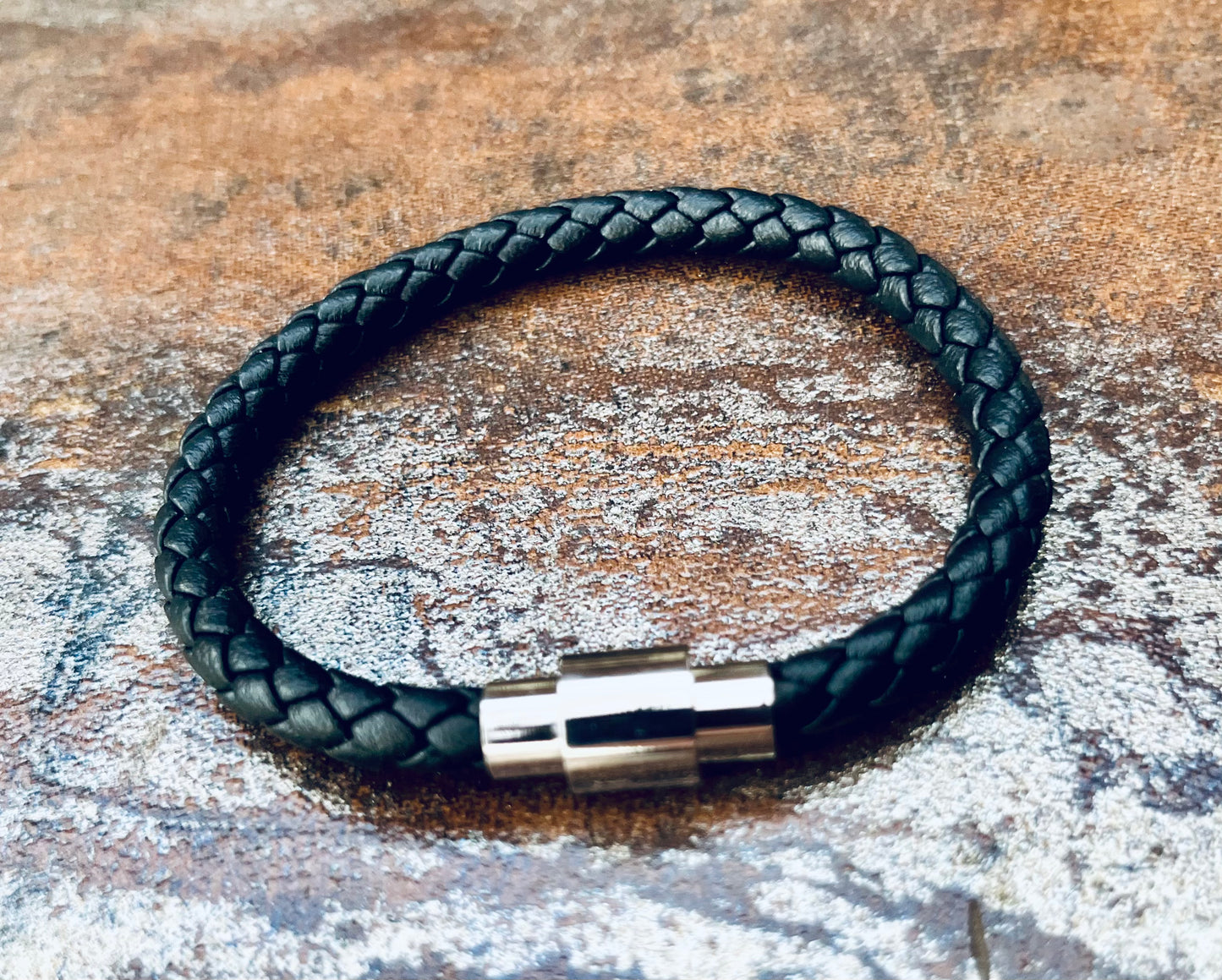 Pulsera de cuero trenzado negra con cierre de perilla plateado 19 cm