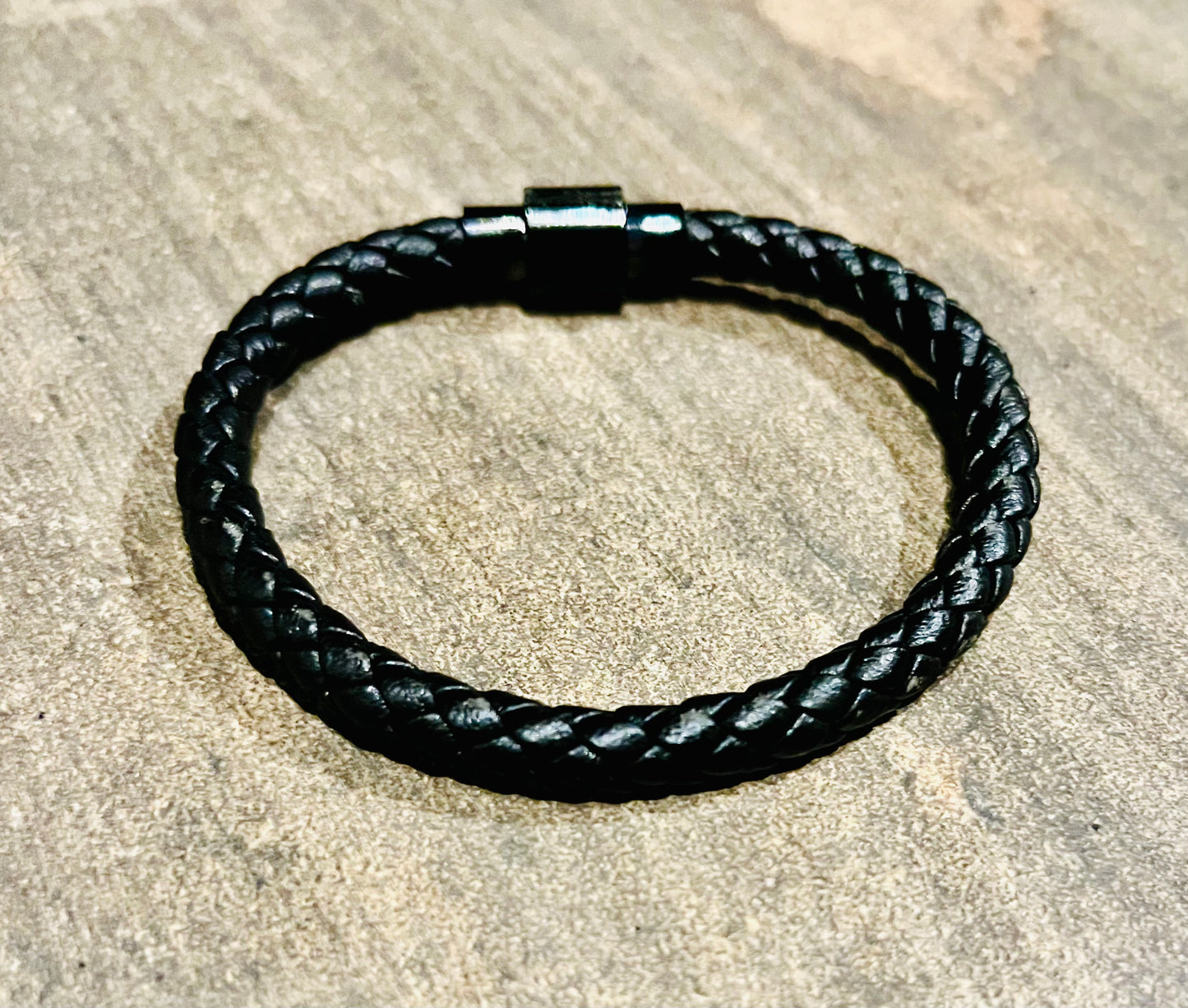 Pulsera de cuero trenzado negra con cierre de perilla negro 19 cm