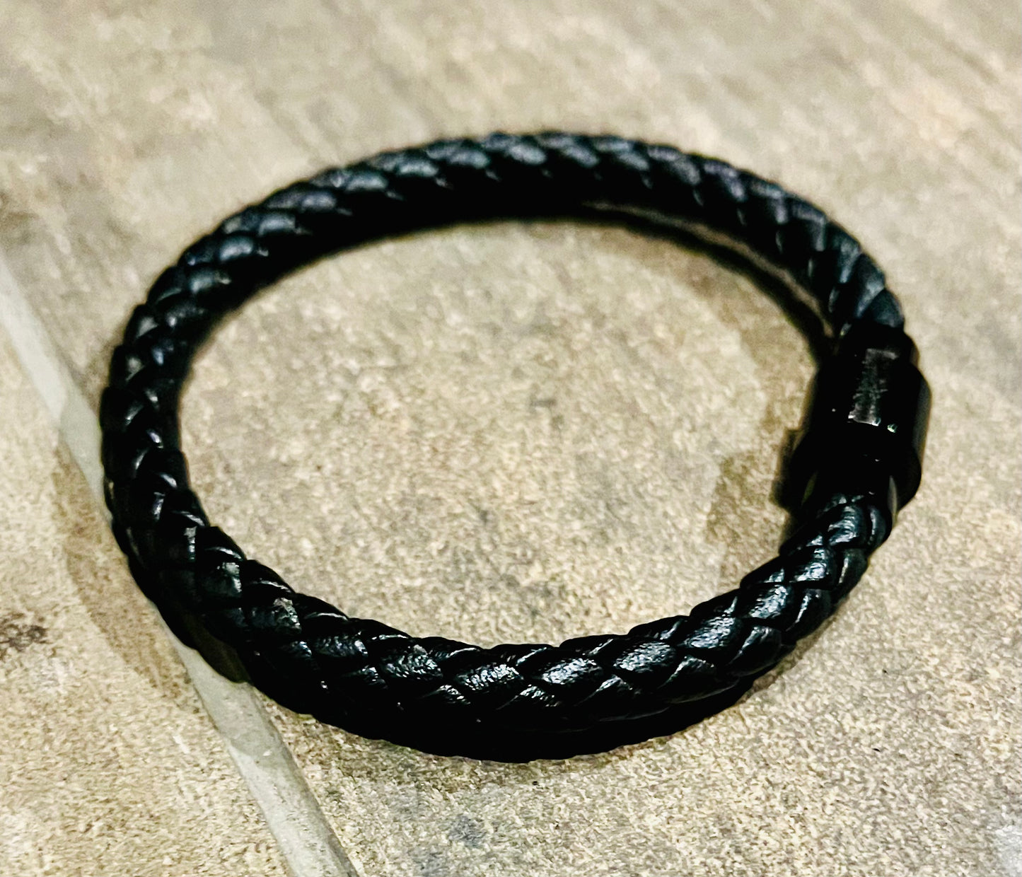 Pulsera de cuero trenzado negra con cierre de perilla negro 19 cm