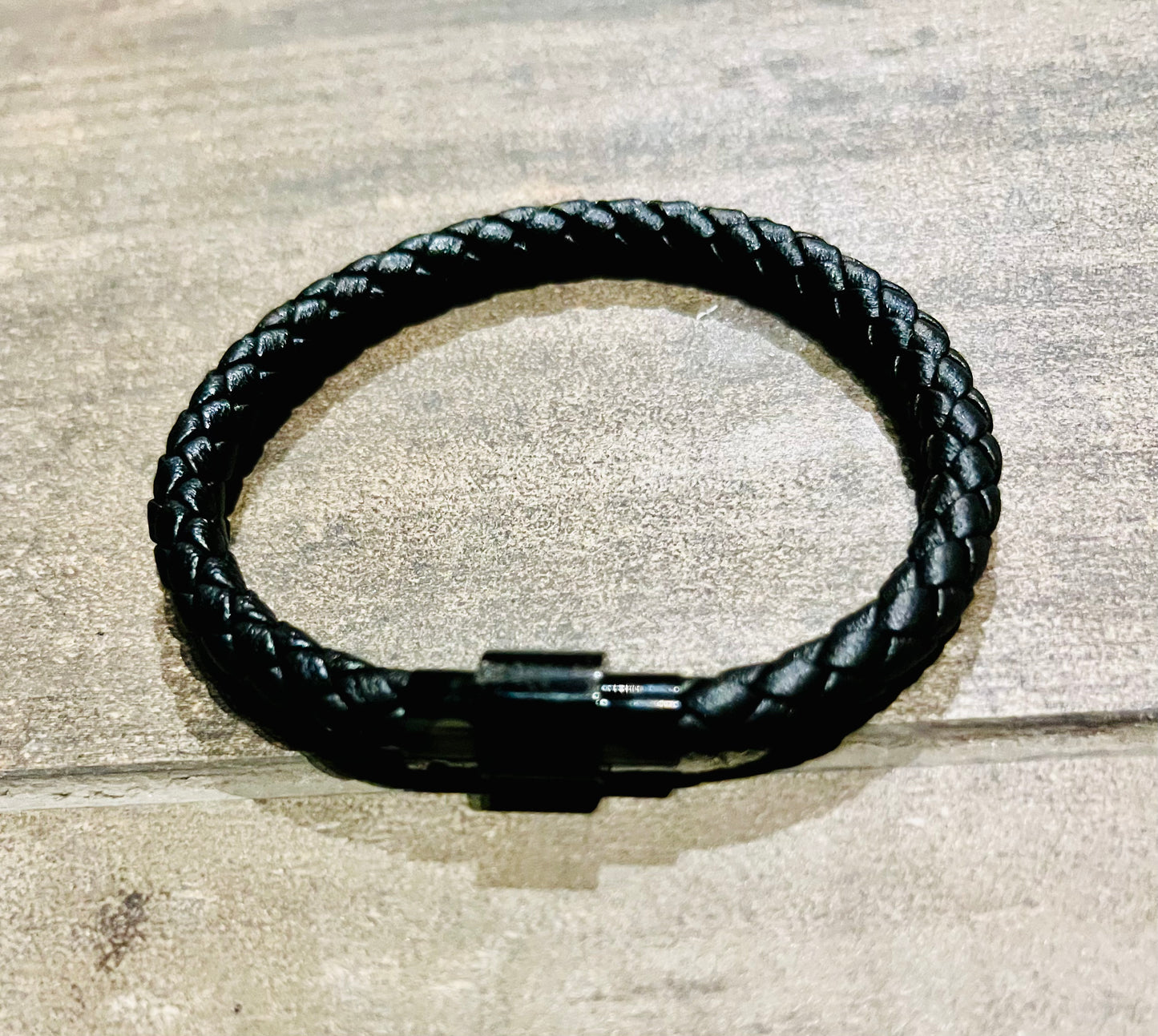 Pulsera de cuero trenzado negra con cierre de perilla negro 19 cm