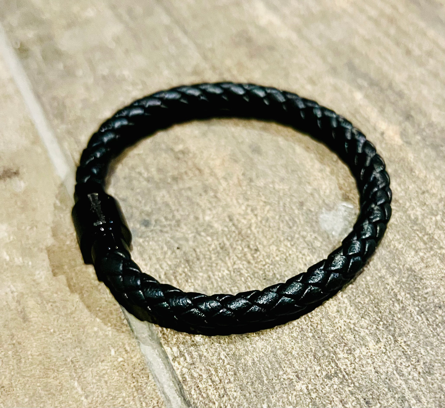 Pulsera de cuero trenzado negra con cierre de perilla negro 19 cm